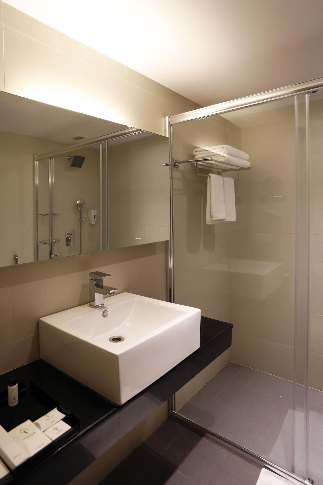 Greenpark Ченнаи Экстерьер фото A bathroom in a hotel