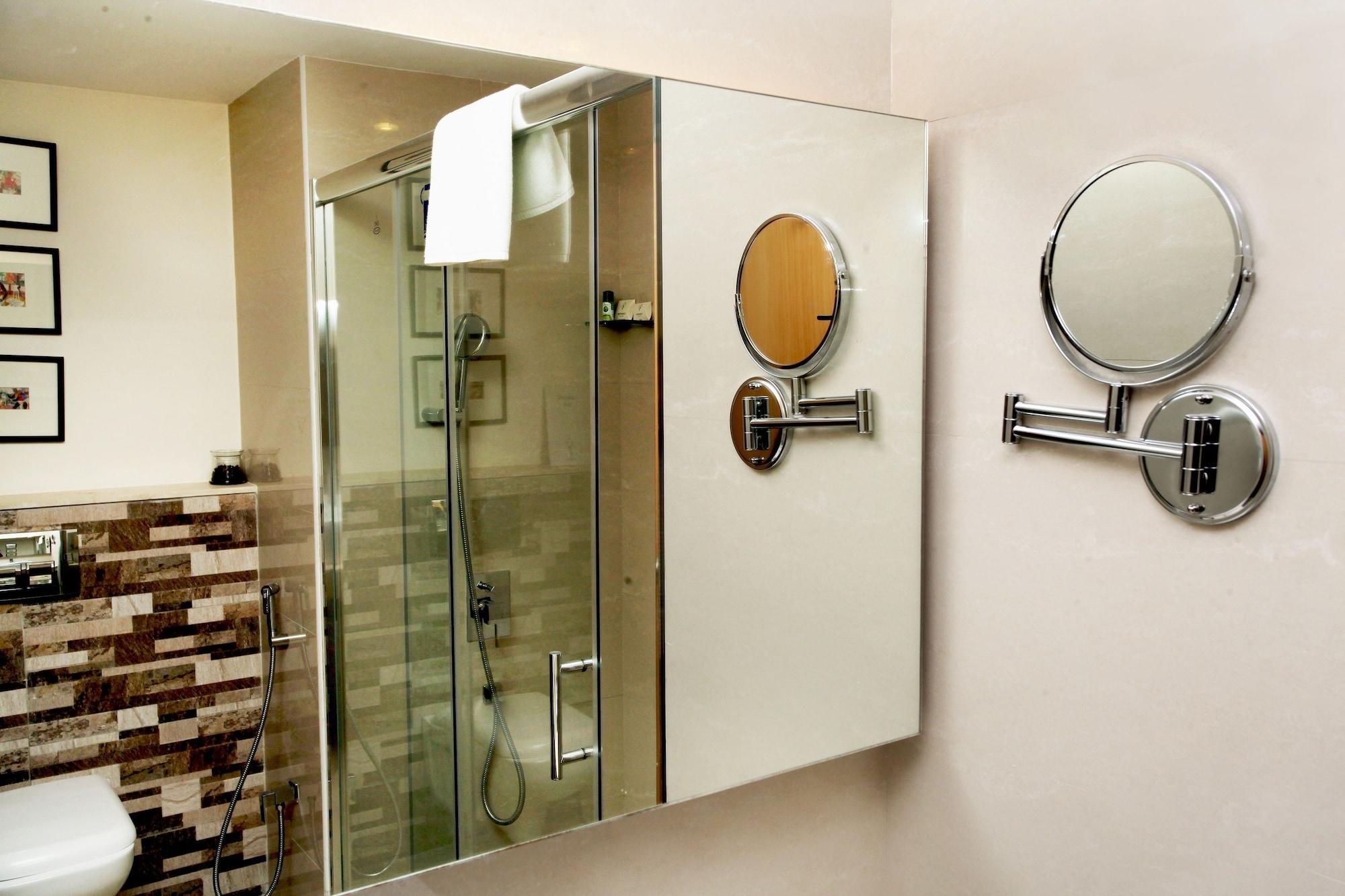 Greenpark Ченнаи Экстерьер фото A shower enclosure