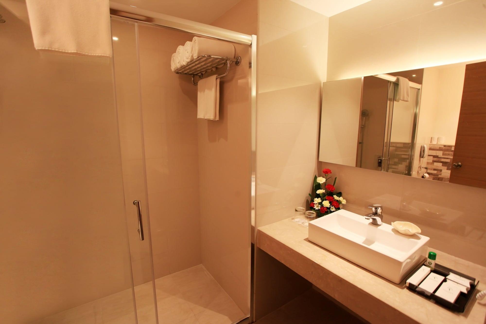 Greenpark Ченнаи Экстерьер фото A shower cubicle