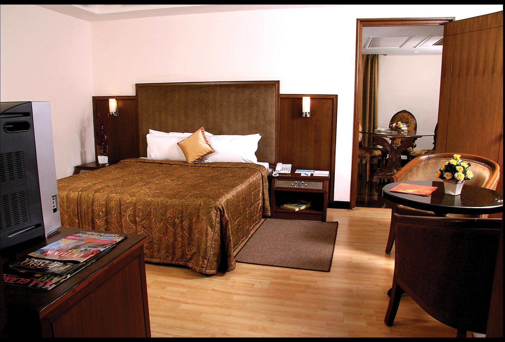 Greenpark Ченнаи Экстерьер фото A room at the Taj Bengal