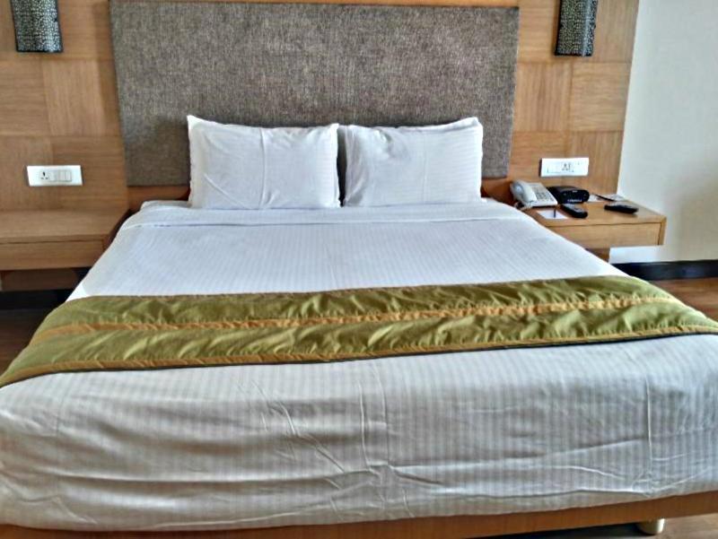 Greenpark Ченнаи Экстерьер фото A bed with a bed runner