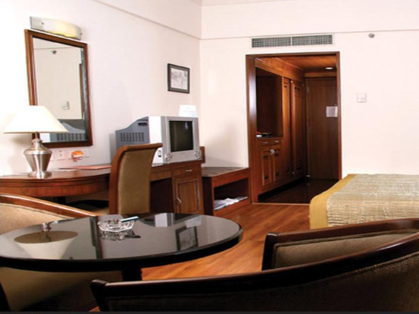Greenpark Ченнаи Экстерьер фото A room at the hotel