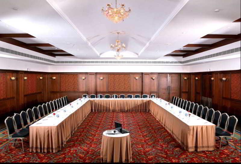 Greenpark Ченнаи Экстерьер фото A meeting room at a hotel