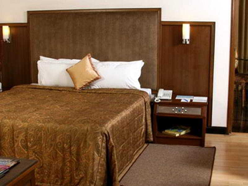 Greenpark Ченнаи Экстерьер фото A room at the hotel