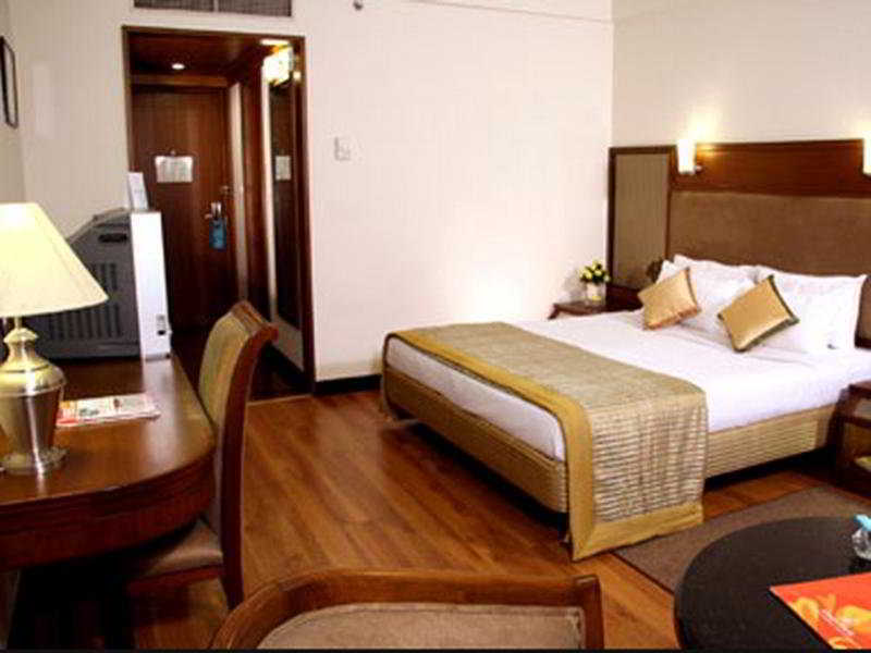 Greenpark Ченнаи Экстерьер фото A room at the Imperial