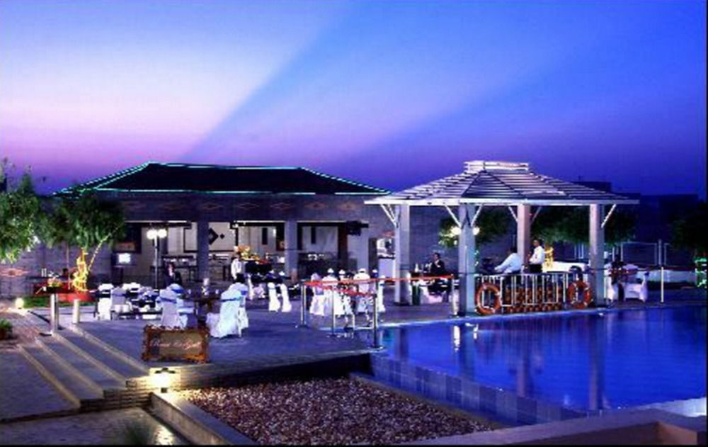 Greenpark Ченнаи Экстерьер фото The pool at the hotel