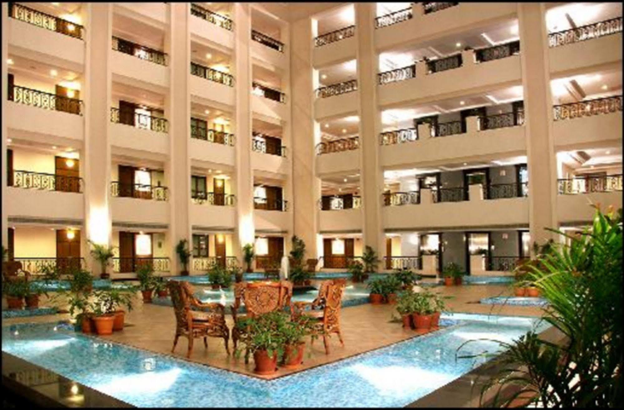Greenpark Ченнаи Экстерьер фото The interior of the hotel