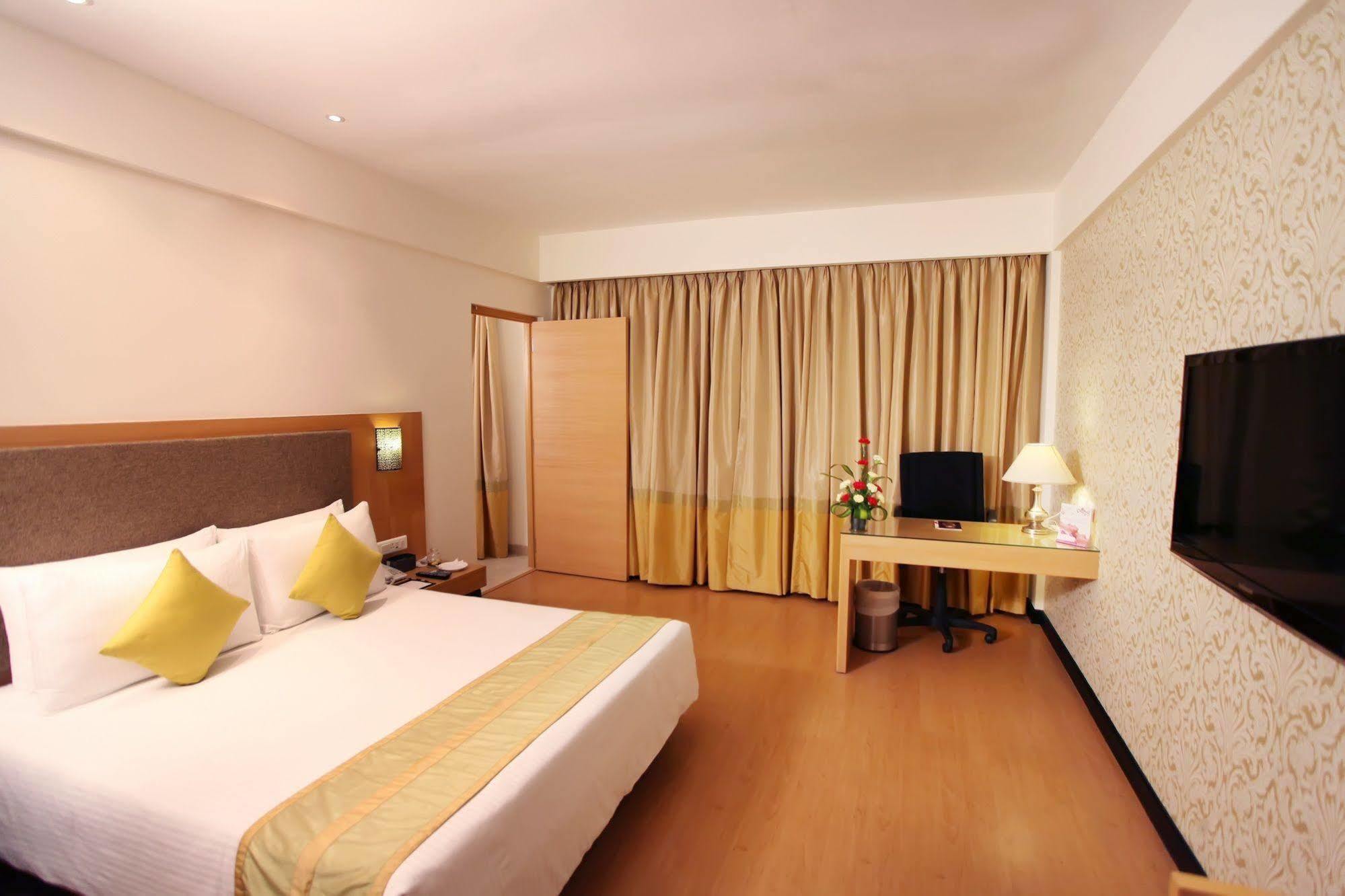 Greenpark Ченнаи Экстерьер фото A room at the hotel