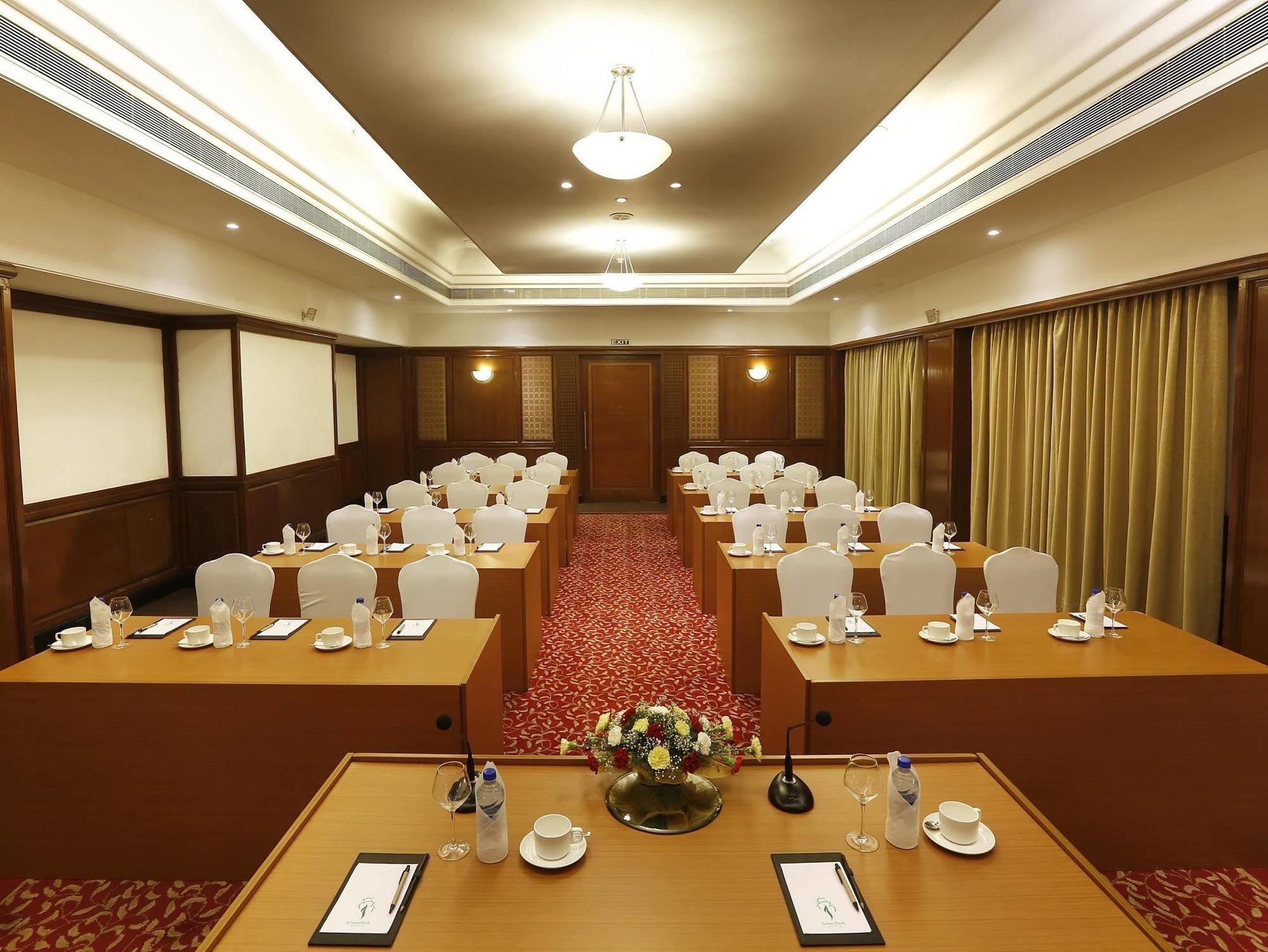 Greenpark Ченнаи Экстерьер фото Meeting room at the Taj Bengal