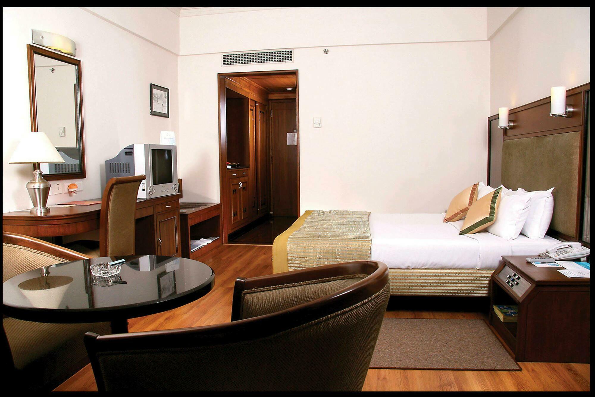 Greenpark Ченнаи Номер фото A room at the hotel