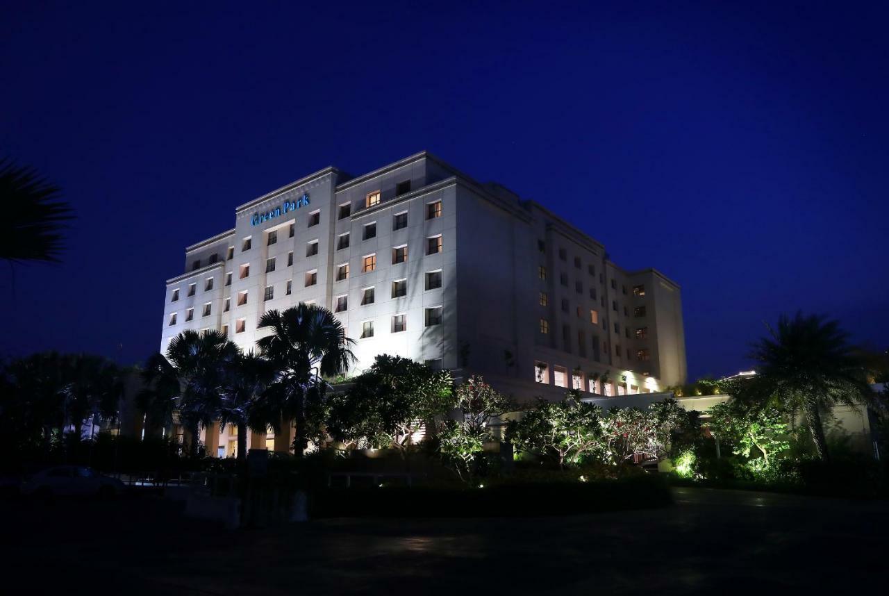 Greenpark Ченнаи Экстерьер фото The hotel at night